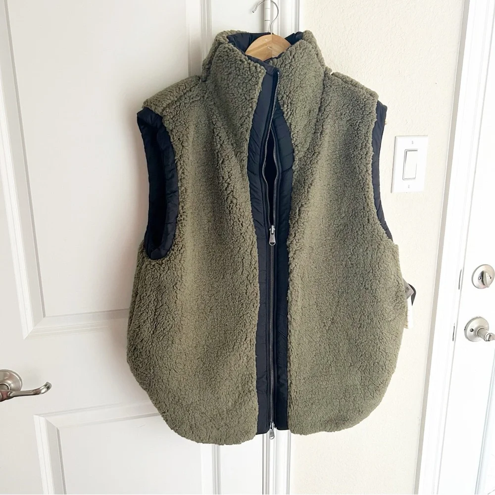 NWT Free People Venture On Reversible Fleece Puffer Vest Black Green - Picture 6 of 9